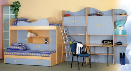 Первостепенной покупкой в комнатку для школьников становится детская мебель